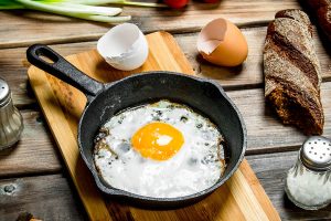 البيض المقلي مقابل المسلوق