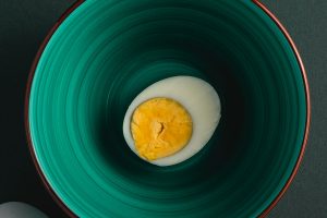 اللون الأخضر حول صفار البيض المسلوق